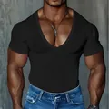 Gros plan sur un t-shirt noir homme coupe ajustée avec col en V profond et musclé - S / Hauts / Noir