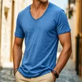 Detalle de una camiseta azul con cuello en V de algodón slub que muestra el ajuste real - Azul zafiro