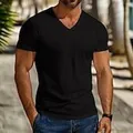Détail d'un t-shirt de sport noir à col en V pour homme, coupe ajustée et décontractée. - S / Hauts / Noir