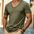 Primer plano de la camiseta de hombre verde militar con cuello en V y textura de algodón flamé - Verde Militar