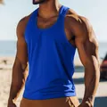 Vue détaillée d'un débardeur de sport bleu pour homme sur un modèle musclé pour fitness - Bleu