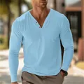 Vue détaillée du t-shirt henley cintré bleu clair pour homme avec col en V boutonné - Bleu clair