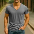Λεπτομερής προβολή του γκρι ανδρικού T-shirt με λαιμό V και διακοσμητικό φερμουάρ στο μανίκι - S / Tops / σκούρο γκρι