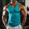 Gros plan d'un débardeur de sport bleu respirant sur un modèle de fitness très musclé - Bleu sarcelle