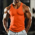 Détail de face d'un débardeur de sport orange pour homme montrant la coupe ajustée. - Rouge Orangé