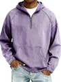 Detalle del acabado morado lavado vintage en una sudadera con capucha pesada para hombre - Púrpura