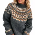 Vista dettagliata di un maglione blu a maglia grossa con motivo jacquard classico - Taglia S / Top / Grigio
