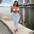 Outdoor-Streetstyle-Ansicht einer hellblauen High-Waisted-Stretch-Skinny-Jeans für Damen - S / Hellblau