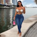 Lifestyle-Foto einer Frau in blauer Skinny-Jeans mit hoher Taille am Ufer eines Gewässers. - S / Dunkelblau