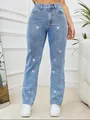 Dettaglio di questi jeans azzurri a gamba dritta per donna con ricamo a cuore rosa - Taglia S / Pantaloni e gonne / Blu jeans