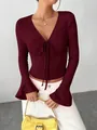 Detalle de top granate de canalé con cuello en V, cordón y elegantes mangas campana - S / Tops / Burdeos