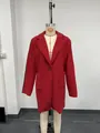 Dettaglio di un cappotto in pile rosso con maniche a contrasto e strisce laterali. - Taglia S / Top / Rosso