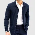 Detailansicht eines dunkelblauen Herren-Strick-Cardigans mit Reverskragen und Knopfleiste - Marineblau