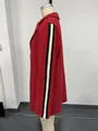 Vista laterale dettagliata del cardigan rosso in sherpa con strisce bicolore sulle maniche - Taglia S / Top / Rosso