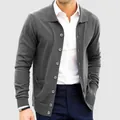 Stilvolle graue Herren-Strickjacke mit Polokragen und einreihigem Knopfdesign für Herren. - Grau