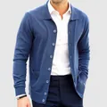 Blauer Herren-Strickjacke mit Revers, klassischem Einreiher-Design und Seitentaschen - Blau