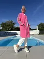 Elegante cardigan lungo in bouclé rosa con maniche a righe indossato a bordo piscina - Taglia S / Top / Rosso rosa