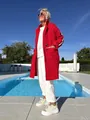 Vista a figura intera di una donna con un cardigan di lana d'agnello rosso in piscina - Taglia S / Top / Rosso