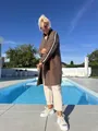 Elegante cardigan in pile di agnello marrone con strisce a contrasto indossato a bordo piscina - Taglia S / Top / Marrone scuro
