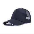 Cappellino trucker nero in rete traspirante con profilo bianco sulla visiera contro il sole - Regolabile / Nero