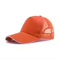 Cappello trucker arancione traspirante con profilo bianco sulla tesa curva sportiva - Arancione