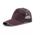 Cappellino da baseball trucker in rete marrone con elegante piping bianco sulla visiera - Caffè