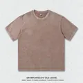 Vintage bruin 230g katoenen t-shirt met heavy wash effect op een witte ondergrond. - koffiekleur