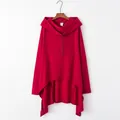 Detailansicht eines roten Oversized-Kapuzenpullovers mit asymmetrischem Saum - Burgunderrot