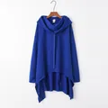 Detaillierte Vorderansicht eines blauen Oversized-Hoodies mit asymmetrischem Saum - Blau
