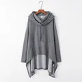 Detailansicht eines grauen, langen Oversize-Kapuzenpullovers mit asymmetrischem Saum - Dunkelgrau