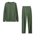 Dettaglio del set coordinato verde oliva composto da maglia a maniche lunghe e pantaloni. - Verde militare