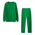 Vista dettagliata del set da donna con top a maniche lunghe e pantaloni verde acceso - Verde erba