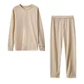 Vista dettagliata del set loungewear beige a maniche lunghe e pantaloni lunghi - Kaki
