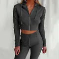 Primer plano de la textura acanalada de la sudadera gris con capucha y pantalón de set - S / Top y Pantalones / Gris