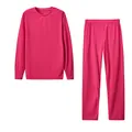 Vista piatta di un set sportivo da donna in magenta solido con top e pantaloni - Rosso rosa