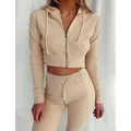 Vista dettagliata del set felpa con cappuccio corta e joggers a coste beige da donna - Kaki