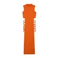 Detailweergave van een oranje mouwloze bodycon maxi-jurk met vetersluiting aan de zijkant. - Oranje