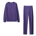 Vista dettagliata del set da donna viola a tinta unita con maglia a maniche lunghe e pantaloni - Viola scuro
