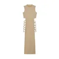 Beige mouwloze maxi-jurk met uitsnijdingen aan de zijkant en vetersluiting, vooraanzicht. - Beige