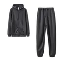 Vue à plat d'un ensemble de survêtement gris foncé avec sweat à capuche et jogging élastique - Noir