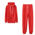 Vue détaillée d'un ensemble de survêtement rouge pour femme avec sweat et jogging - Rouge