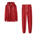 Vue détaillée de l'ensemble de survêtement rouge deux pièces avec sweat à capuche - Rouge Brun