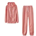 Un ensemble de sport rose deux pièces avec sweat à capuche zippé et jogging - Rose