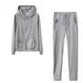 Vista detallada de un conjunto deportivo gris de dos piezas para mujer con cremallera. - S / Top y Pantalones / Gris