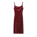 Nahaufnahme eines sexy roten Samt-Trägerkleides mit elegantem Schlitz-Design an der Seite - S / Oberteil Und Unterteil / Burgunderrot
