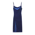 Detaillierte Ansicht des Frontschlitzes an diesem sexy metallisch blauen Trägerkleid - Königsblau