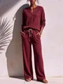 Λεπτομέρεια ενός γυναικείου μπορντό σετ loungewear με πλέξη βάφλα και τοπ με κουμπιά - S / Τοπ Και Παντελόνι / Μπορντό