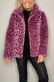 Vista detallada de la moderna chaqueta de piel sintética con estampado de leopardo rosa. - Rosa