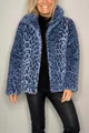 Chaqueta de piel sintética con estampado de leopardo azul para mujer en modelo real. - S / Tops / Azul