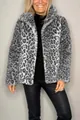 Elegante abrigo de piel sintética con estampado de leopardo gris y cuello de solapa. - S / Tops / Gris